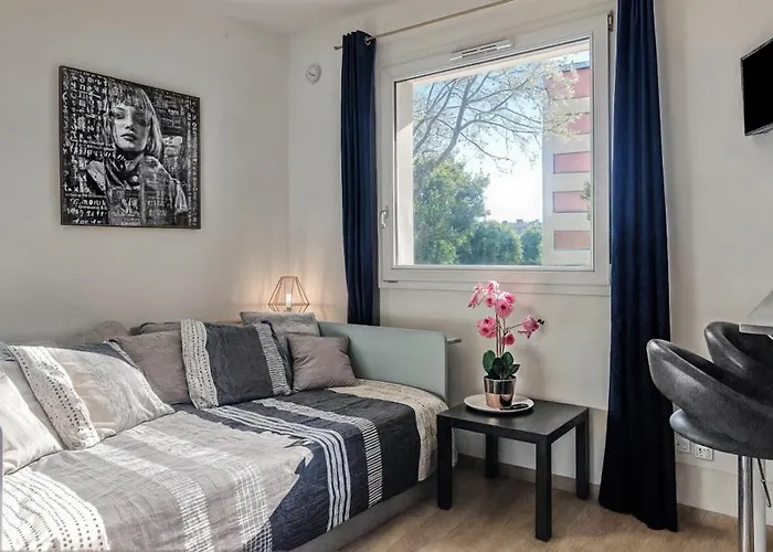 Centre De Dunkerque, Appartement Rdc, 2 Personnes, Parking Prive *